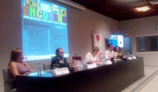 Bruno Eiras no uso da palavra, numa mesa constituída por Margarida Oleiro, Henrique Barreto Nunes, Paula Silva e Margarida Fróis.