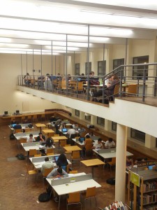 Sala de leitura da Biblioteca Municipal de Oeiras numa noite de "Queimar as Pestanas"